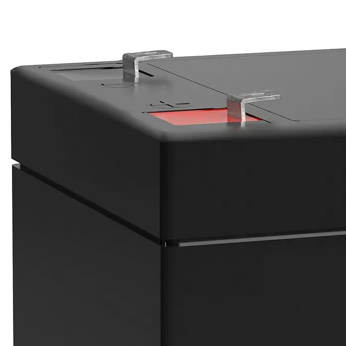Akku Phaeton AGM - 3,4 Ah, 12 V - Nahaufnahme einer schwarzen Batterie mit Metallklemmen und roter Markierung, die für elektronische Geräte oder Fahrzeuge geeignet ist.