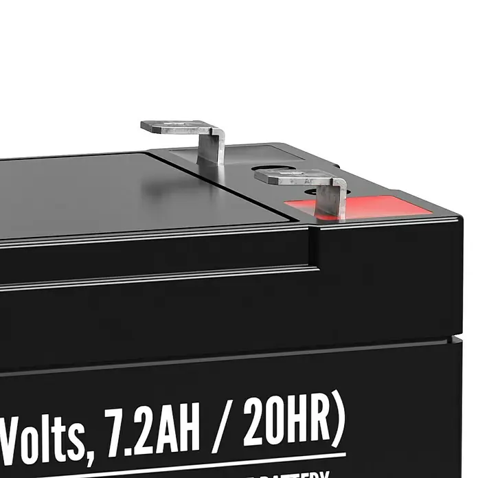 Akku Phaeton AGM Deep Cycle - 7,2 Ah, 12 V - Nahaufnahme einer schwarzen Batterie mit silbernen Anschlüssen und rotem Detail. Ideal für elektronische Geräte und Notstromversorgung.