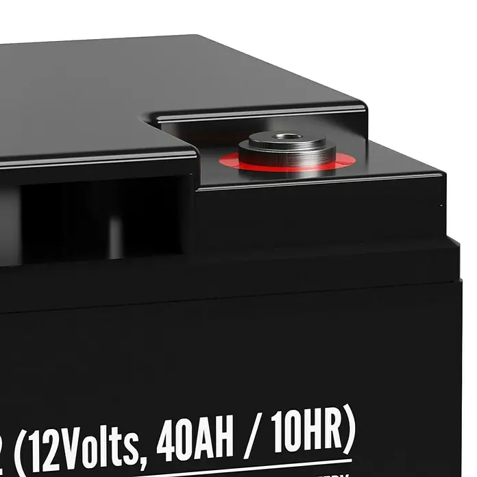 Akku Phaeton AGM Deep Cycle - 40 Ah, 12 V - Nahaufnahme einer schwarzen 12V 40AH / 10HR Batterie mit einem roten Anschluss und gut sichtbarem Text auf dem Batteriegehäuse.