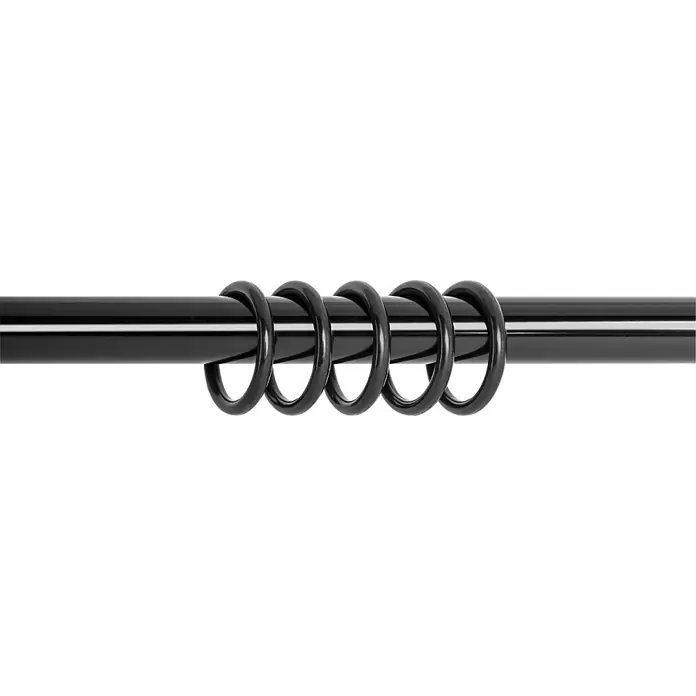 Komplettgarnitur Cap - Schwarz, 120 cm - 210 cm, Metall, Ausziehbar - Nahaufnahme einer schwarzen Gardinenstange mit schwarzen Ringen. Die Ringe sind gleichmäßig auf der Stange verteilt und reflektieren das Licht.