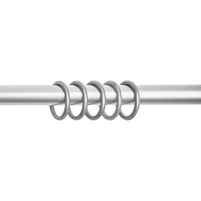 Komplettgarnitur Cap - Silber, 120 cm - 210 cm, Metall, Ausziehbar - Nahaufnahme von Vorhangringen auf einer Stange, die ein funktionales und stilvolles Fensterdekor darstellen.