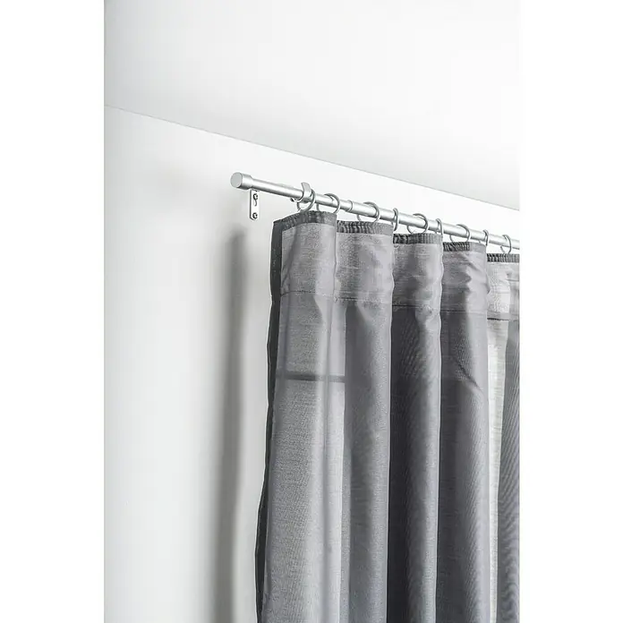 Komplettgarnitur Cap - Silber, 120 cm - 210 cm, Metall, Ausziehbar - Ein elegantes graues Vorhang-Set hängt an einer silbernen Gardinenstange und verleiht dem Raum einen modernen und stilvollen Look.