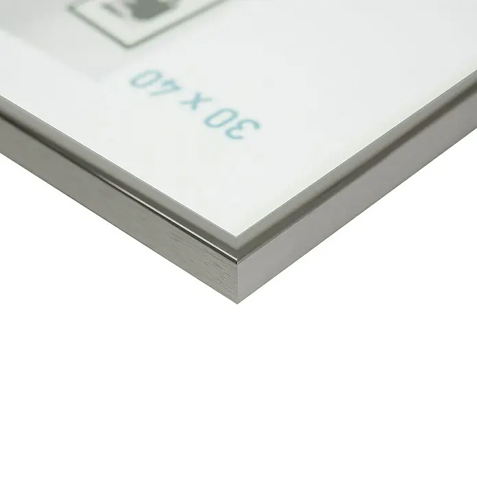 Nielsen Alurahmen Classic - DIN A2 / 42 x 59,4 cm, Contrastgrau - Nahaufnahme eines eleganten silbernen Bilderrahmens, der ein modernes Design und hochwertige Verarbeitung zeigt. Ideal für Fotos und Kunstwerke.