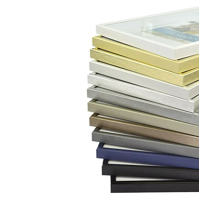 Nielsen Alurahmen Classic - DIN A2 / 42 x 59,4 cm, Contrastgrau - Eine Nahaufnahme eines Stapels bunter Nielsen-Bilderrahmen, die eine vielfältige Auswahl an Oberflächen und Stilen für die Bilderpräsentation zeigen.