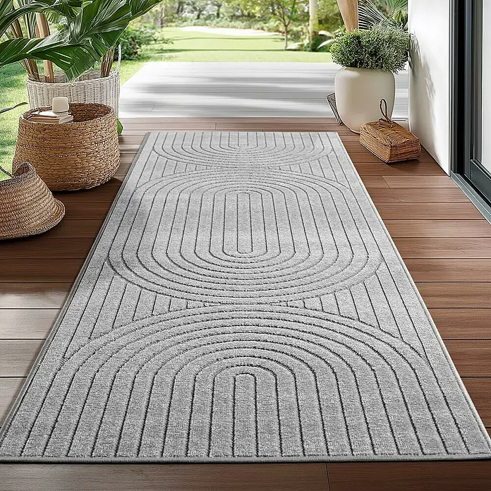 Outdoor-Teppich Nova I - Silber, 150 x 80 cm, 100 % Polypropylen - Grauer Teppich mit geometrischen Mustern im Außenbereich.
