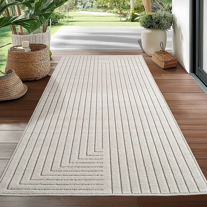 Outdoor-Teppich Nova II - Creme, 250 x 80 cm, 100 % Polypropylen - Ein grauer Teppich mit einem geometrischen Design liegt auf einer Terrasse.
