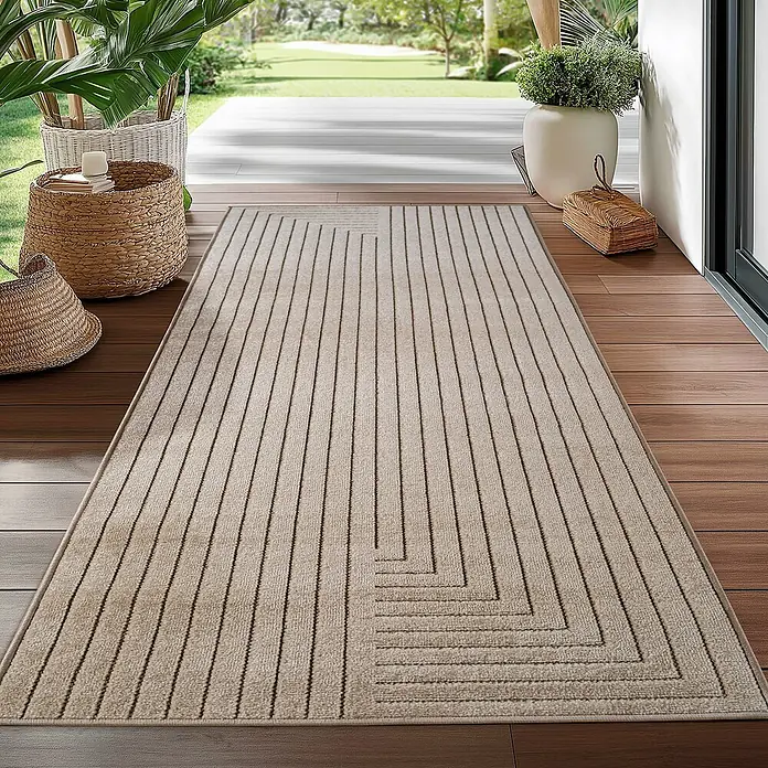 Outdoor-Teppich Nova II - Beige, 250 x 80 cm, 100 % Polypropylen - Ein beigefarbener Teppich mit einem modernen, linearen Muster liegt auf einem Holzboden und verleiht dem Raum einen Hauch von Stil.