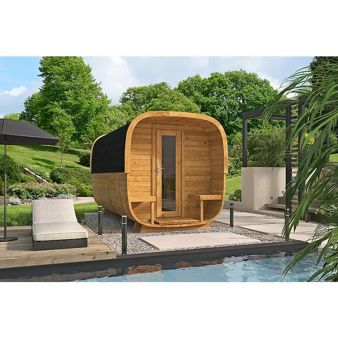 Tuindeco Saunahaus Cube Rovaniemi - L x B x H: 286 x 219 x 234 cm, Ohne Ofen, Großes Panorama‑Fenster - Eine Fasssauna aus Holz steht neben einem Pool und lädt zum Entspannen im Garten ein. Der dunkle Dachbereich bietet zusätzlichen Komfort.