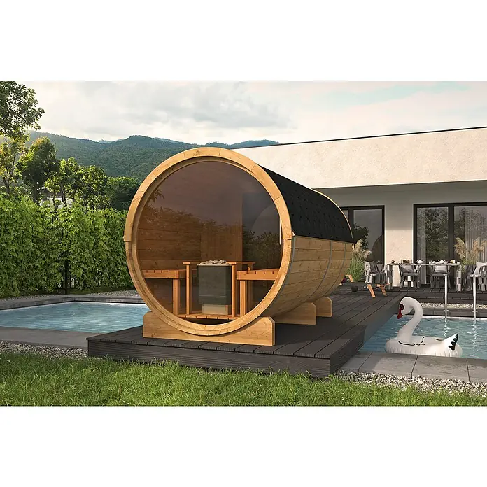 Tuindeco Fasssauna - L x B x H: 350 x 205 x 220 cm, Ohne Ofen, Großes Panoramafenster - Abgebildet ist eine Fasssauna im Freien neben einem Pool. Die Sauna bietet Platz zum Entspannen und Genießen des Außenbereichs.