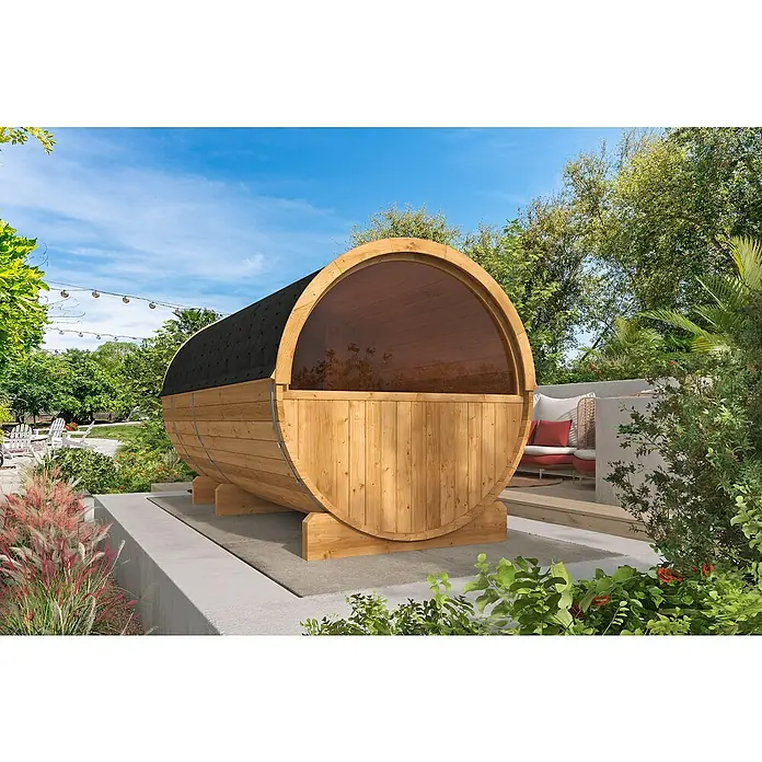 Tuindeco Fasssauna - L x B x H: 400 x 205 x 220 cm, Ohne Ofen, ½‑Panorama‑Fenster - Außenaufnahme einer Fasssauna mit schwarzem Dach und Holzboden im Garten.
