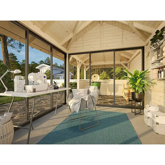 Palmako Caseta de jardín Bianca Set 208 Slide - Medidas ext. (An x Pr): 672 x 384 cm, Madera, Natural - Estudio luminoso con máquina de coser, silla y planta. Las grandes ventanas ofrecen una vista del verde y aportan mucha luz natural.
