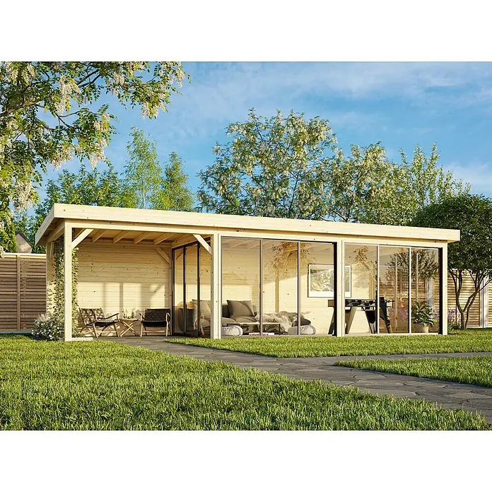 Palmako Caseta de jardín Lenna Set 718 Slide Plus - Medidas ext. (An x Pr): 916 x 340 cm, Madera, Natural - Una moderna sala de estar en el jardín con frente de vidrio y patio cubierto, rodeada de exuberante vegetación, ideal para la relajación.