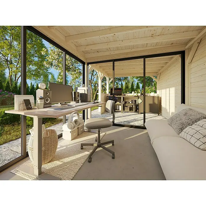 Palmako Caseta de jardín Lenna Set 707 Slide Plus - Medidas ext. (An x Pr): 628 x 340 cm, Madera, Natural - Una oficina moderna con escritorio ajustable en altura, monitor, altavoces y cómoda silla de oficina en una habitación luminosa con vista al jardín.