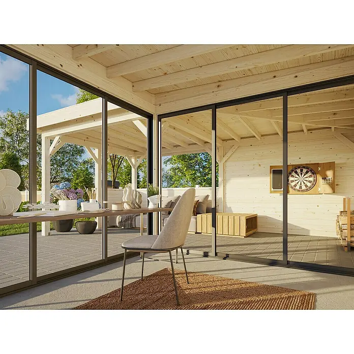 Palmako Caseta de jardín Lenna Set 710 Slide Plus - Medidas ext. (An x Pr): 628 x 628 cm, Madera, Natural - Una moderna escena de estudio con vistas a un patio a través de grandes ventanales. Tonos de madera clara y natural y una cálida alfombra crean un ambiente acogedor.