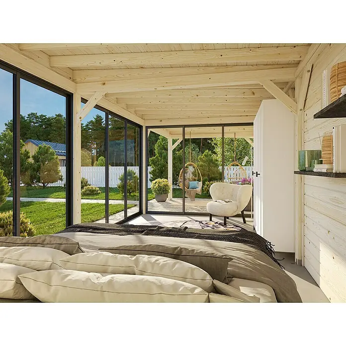 Palmako Caseta de jardín Lenna Set 717 Slide Plus - Medidas ext. (An x Pr): 916 x 340 cm, Madera, Natural - Luminoso y moderno dormitorio con vigas de madera y grandes ventanales que ofrecen vistas al jardín. Cama confortable en primer plano.
