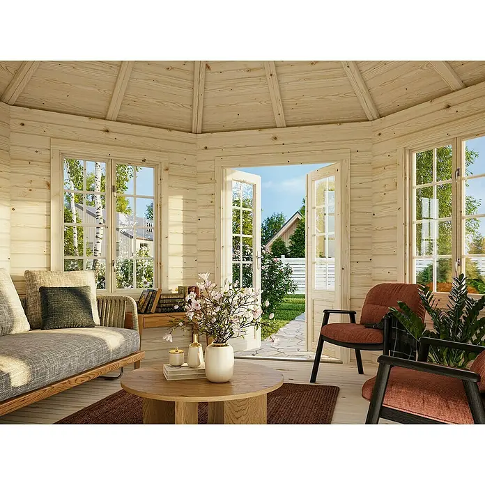 Palmako Caseta de jardín Hanna - Medidas ext. (An x Pr): 503 x 503 cm, Madera, Natural - Un cenador acogedor con interior de madera, que cuenta con un sofá, sillas y una mesa redonda que invita a la relajación.
