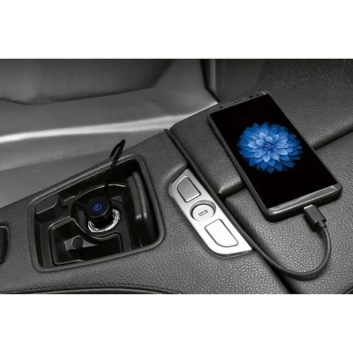 Kodak Cargador rápido KODUC104 - 1 x Micro USB - Teléfono inteligente cargándose en el coche con un cargador de coche conectado al portavasos con una flor azul en la pantalla.