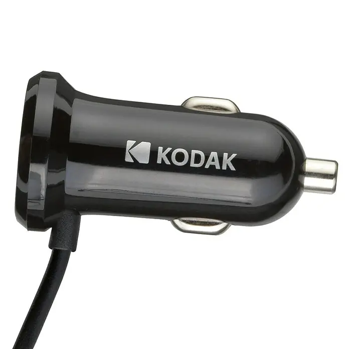 Kodak Cargador rápido KODUC104 - 1 x Micro USB - Primer plano de un cargador de coche Kodak negro con el logotipo de Kodak y contactos plateados.