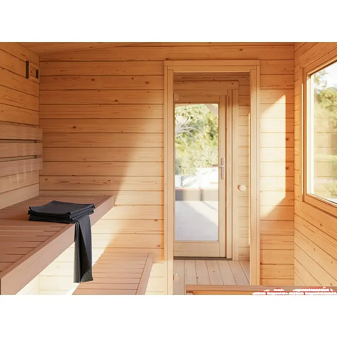 Palmako Saunahaus Sanna - Ohne Ofen, Natur, L x B x H: 267 x 687 x 249 cm - Innenaufnahme einer Sauna mit Holzverkleidung, Bänken und einem Fenster, das Tageslicht hereinlässt. Auf der Bank liegt ein gefaltetes graues Handtuch.