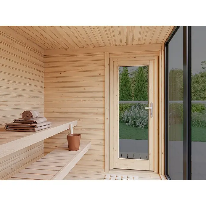 Palmako Saunahaus Sarah - Ohne Ofen, Natur, L x B x H: 222 x 322 x 237 cm - Einladende Sauna mit hellen Holzwänden, Sitzbänken mit Handtüchern und einem Holzeimer, ergänzt durch eine Glastür mit Blick ins Grüne.