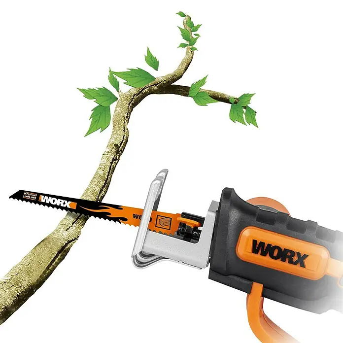 Worx PowerShare 20V Akku-Astsäge WG894E.9 - 20 V, Ohne Akku - Nahaufnahme einer WORX-Säbelsäge beim Schneiden eines Astes, die die Werkzeugpräzision und die WORX-Markenqualität hervorhebt.