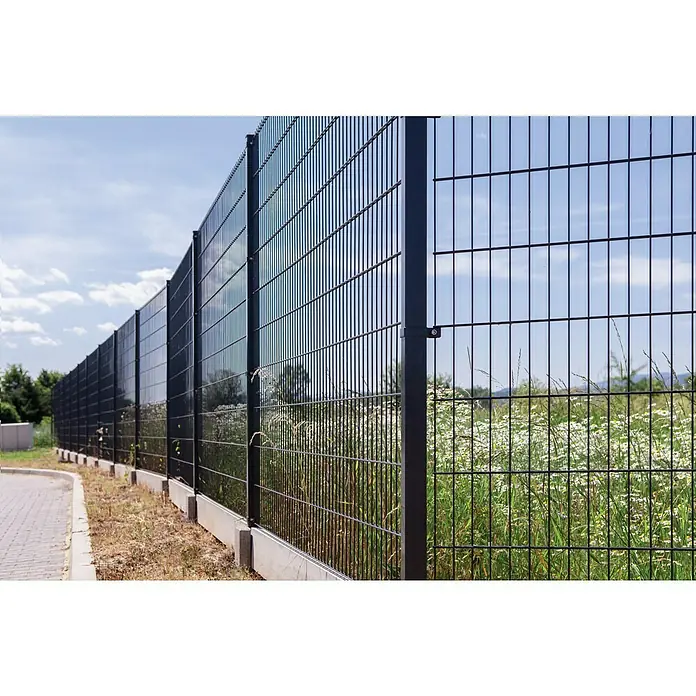 Mattenzaun Vega 2D - Anthrazit, B x H: 2.500 x 830 mm, Stahl - Schwarzer Doppelstabmattenzaun mit Betonfundament und üppiger Vegetation. Der Zaun bietet Sicherheit und fügt sich in die Landschaft ein.