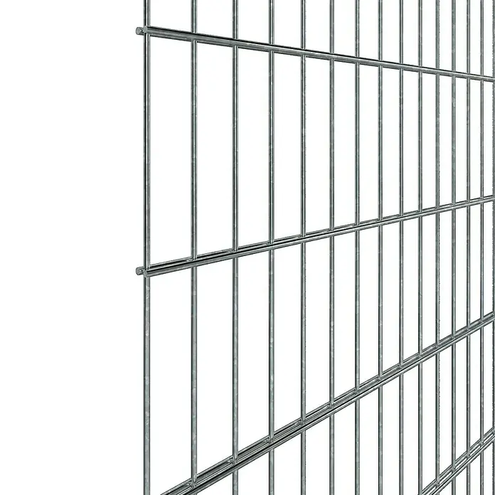 Mattenzaun Vega 2D - Feuerverzinkt, B x H: 2.500 x 830 mm, Stahl - Bild eines Doppelstabmattenzauns mit silbernen Metallstäben vor einem schwarzen Hintergrund. Der Zaun wirkt stabil und sicher.