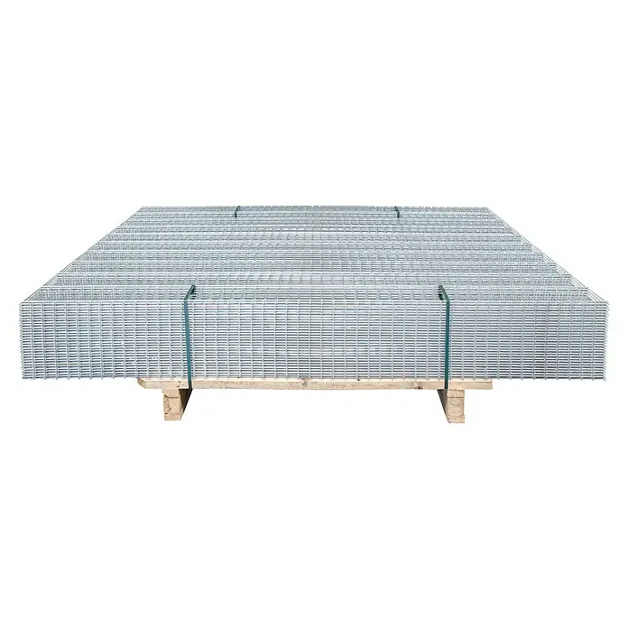 Mattenzaun Vega 2D - Feuerverzinkt, B x H: 2.500 x 1.430 mm, Stahl - Stapel verzinkter Drahtgittermatten auf einer Holzpalette, gesichert mit grünen Bändern für Transport und Lagerung.