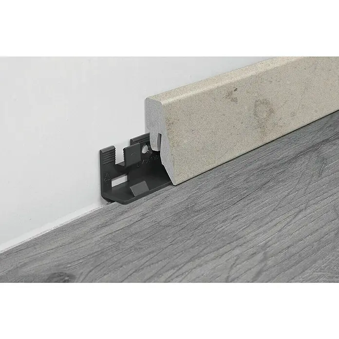 LOGOCLIC Sockelleiste K58 C Arosa - 2,6 m x 18 mm x 58 mm, MDF - Detailaufnahme einer Sockelleiste in einem Clip-System, das eine einfache Montage ermöglicht und ein sauberes Finish gewährleistet.