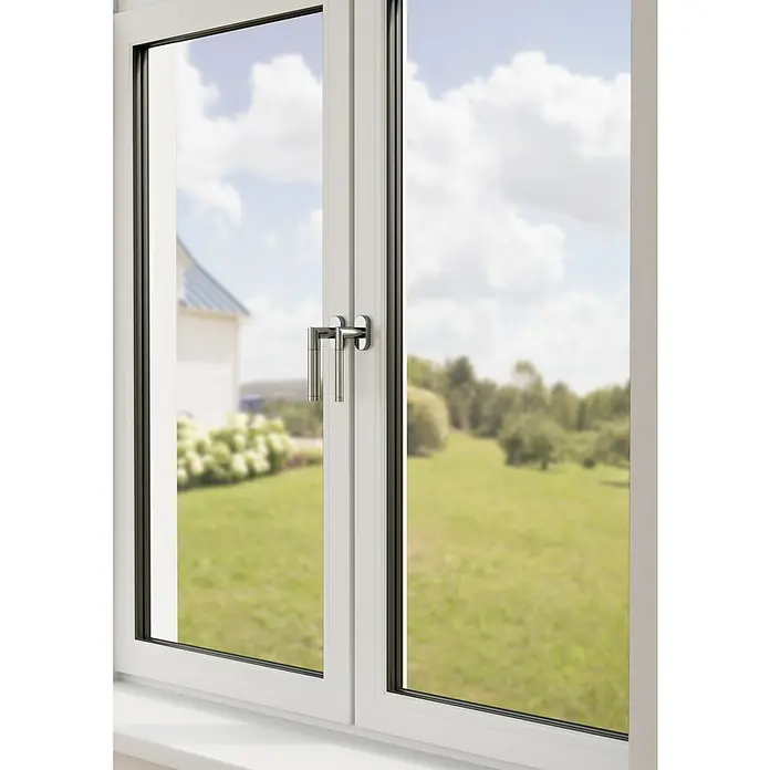 Diamond Doors Creative Fenstergriff Nebraska - Edelstahl poliert-matt, DIN Anschlag: Links - Nahaufnahme eines weißen Fensters mit silbernen Griffen, das einen Blick auf einen Garten mit Bäumen und ein Haus im Hintergrund bietet.