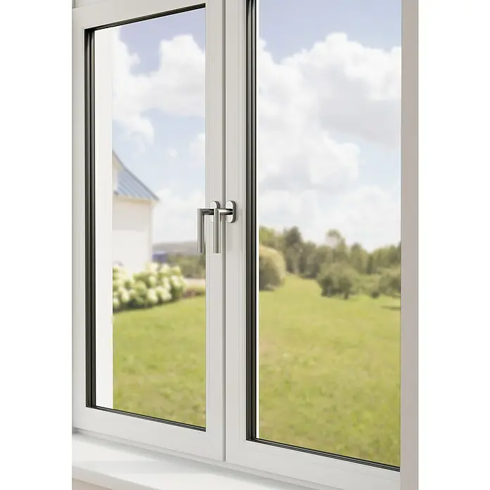 Diamond Doors Design Fenstergriff Illinois - Edelstahl matt - Fensterblick ins Grüne: Ein modernes, weißes Fenster mit Doppelgriffen, das einen klaren Blick auf Garten und Haus ermöglicht.