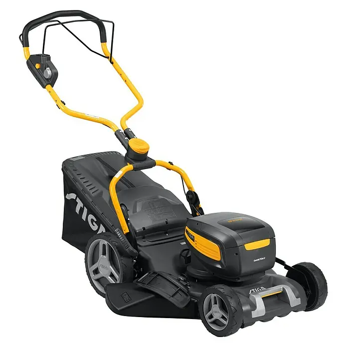 Stiga Akku-Rasenmäher Combi 753E V KIT - 48 V, 2 Akkus, 5 Ah, Schnittbreite: 51 cm - Hier ist ein akkubetriebener Rasenmäher der Marke Stiga, Modell Combi 753e V, mit gelben Akzenten, der einen gepflegten Rasen verspricht.