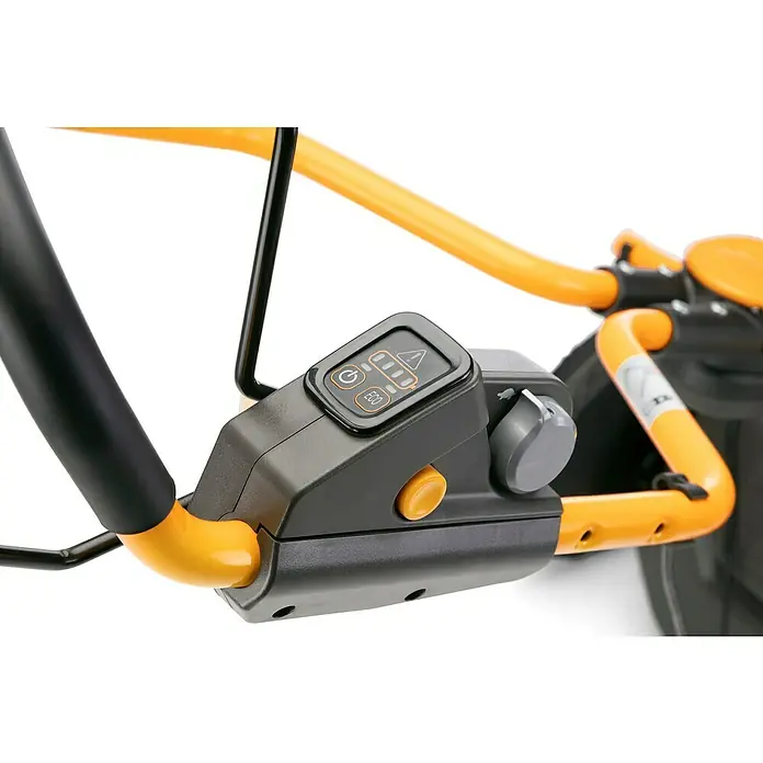 Stiga Akku-Rasenmäher Combi 748E V Kit - 48 V, 2 Akkus, 5 Ah, Schnittbreite: 46 cm - Detailansicht des Bedienfelds eines Gartengeräts mit orangefarbenem Griff und schwarzem Rahmen.