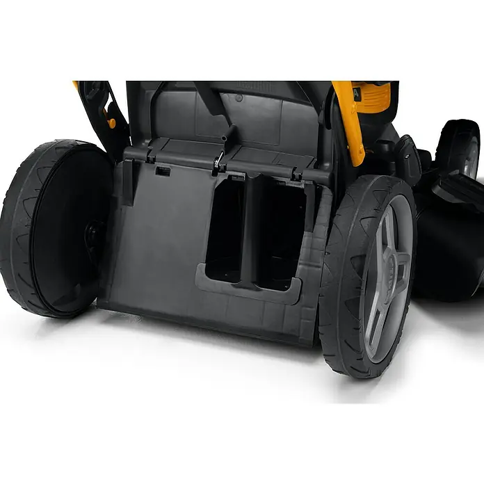 Stiga Akku-Rasenmäher Combi 753E V KIT - 48 V, 2 Akkus, 5 Ah, Schnittbreite: 51 cm - Nahaufnahme des STIGA Rasenmähers mit Fokus auf das Grasfangfach und die Räder für einfache Rasenpflege.
