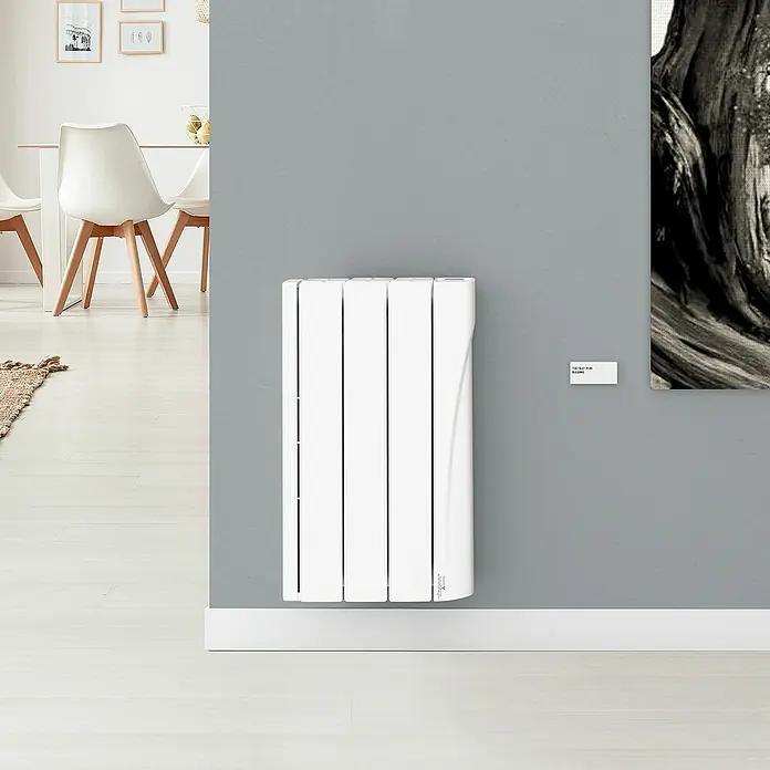 Voltomat Emisor térmico WiFi I - 500 W, Blanco, 9,5 x 34 x 57,5 cm, Cerámico - Primer plano de un radiador eléctrico blanco montado en una pared gris, ideal para la vida moderna.
