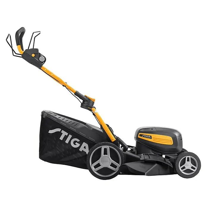Stiga Akku-Rasenmäher Combi 748E V Kit - 48 V, 2 Akkus, 5 Ah, Schnittbreite: 46 cm - Ein STIGA Akku-Rasenmäher mit Grasfangkorb, gelbem Griff und grauen Rädern vor dunklem Hintergrund. Das Gerät ist modern und leistungsstark.