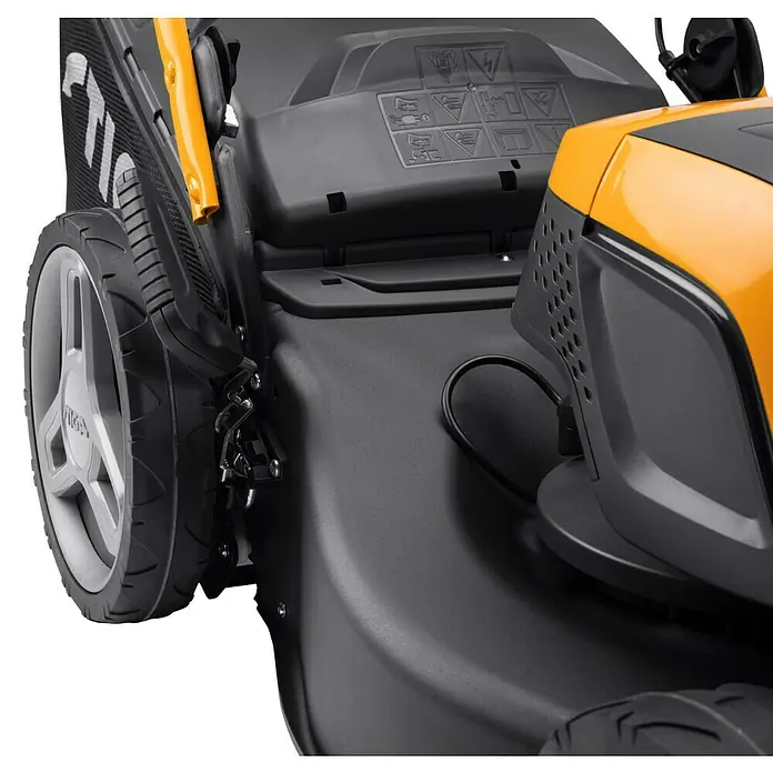 Stiga 500er Serie Akku-Rasenmäher Combi 548E S Kit - 48 V, 1 Akku, 5 Ah, Schnittbreite: 46 cm - Detailansicht eines gelben und schwarzen Rasenmähers, der seine Konstruktion und Funktionalität hervorhebt.