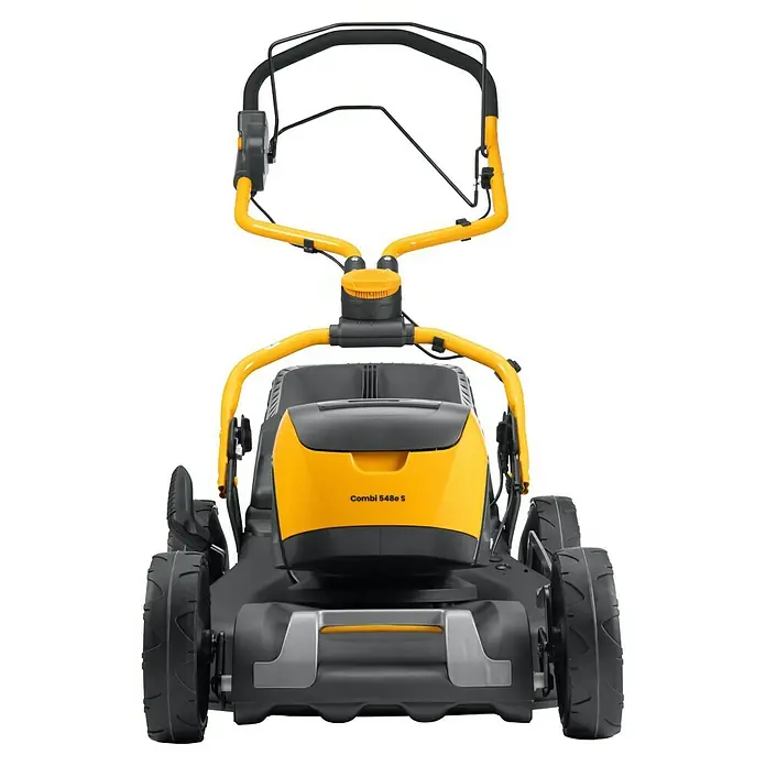 Stiga 500er Serie Akku-Rasenmäher Combi 548E S Kit - 48 V, 1 Akku, 5 Ah, Schnittbreite: 46 cm - Ein gelber und grauer STIGA Combi 548e S Rasenmäher mit schwarzen Rädern und verstellbarem Griff. Ideal für mittelgroße Gärten.