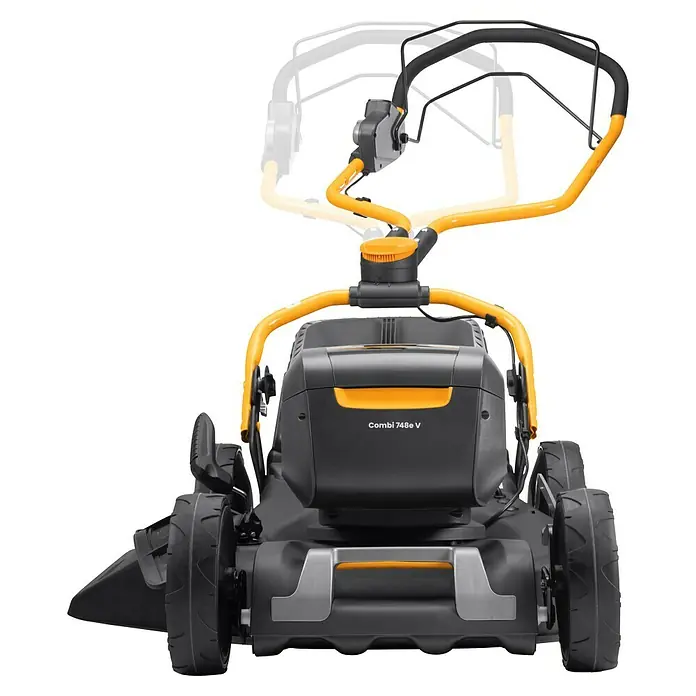 Stiga Akku-Rasenmäher Combi 748E V Kit - 48 V, 2 Akkus, 5 Ah, Schnittbreite: 46 cm - Frontansicht eines Rasenmähers vom Typ Combi 748e V, ideal für Gärten. Der Rasenmäher zeichnet sich durch sein modernes Design und seine gelben Akzente aus.