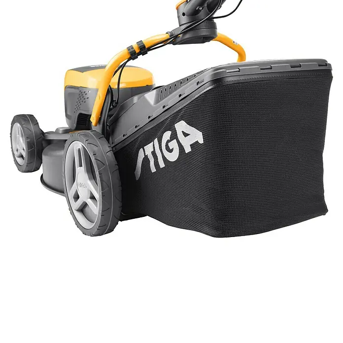 Stiga 500er Serie Akku-Rasenmäher Combi 548E S Kit - 48 V, 1 Akku, 5 Ah, Schnittbreite: 46 cm - Eine Nahaufnahme eines STIGA Rasenmähers mit Grasfangkorb, der für effizientes Rasenmähen im Garten konzipiert wurde.