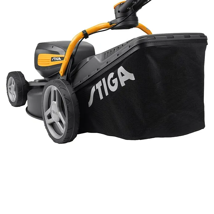 Stiga Akku-Rasenmäher Combi 748E V Kit - 48 V, 2 Akkus, 5 Ah, Schnittbreite: 46 cm - Detailaufnahme eines Stiga Rasenmähers mit Fangkorb. Gut sichtbar sind das Logo und die Bauweise.