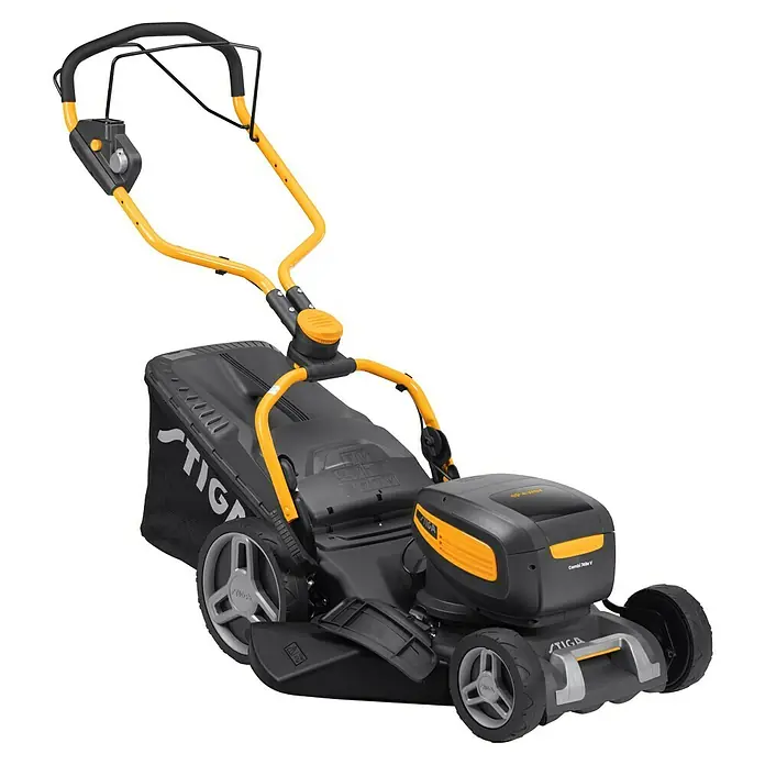 Stiga Akku-Rasenmäher Combi 748E V Kit - 48 V, 2 Akkus, 5 Ah, Schnittbreite: 46 cm - Der STIGA Akku-Rasenmäher Combi 362e V ist ein robustes Gartengerät mit einem großen Grasfangkorb für effizientes Rasenmähen.