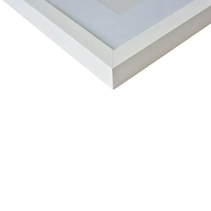 Nielsen Holzrahmen Apollo - 50 x 70 cm, Weiß - Nahaufnahme einer weißen Bilderrahmen-Ecke, die die scharfen Linien und die saubere Verarbeitung hervorhebt. Ideal für moderne Kunstwerke.