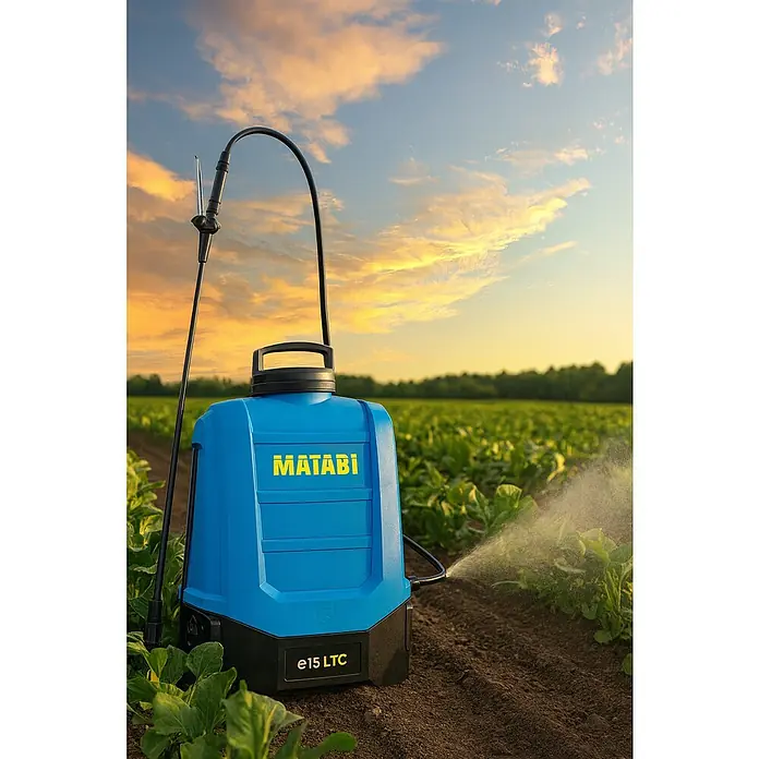 Matabi Sulfatadora 15LTC - Presión de funcionamiento: 5,5 bar, Plástico - Pulverizador Matabi e15 LTC en un campo. Ideal para regar plantas, con un gran tanque y funcionamiento a batería para facilidad de uso.