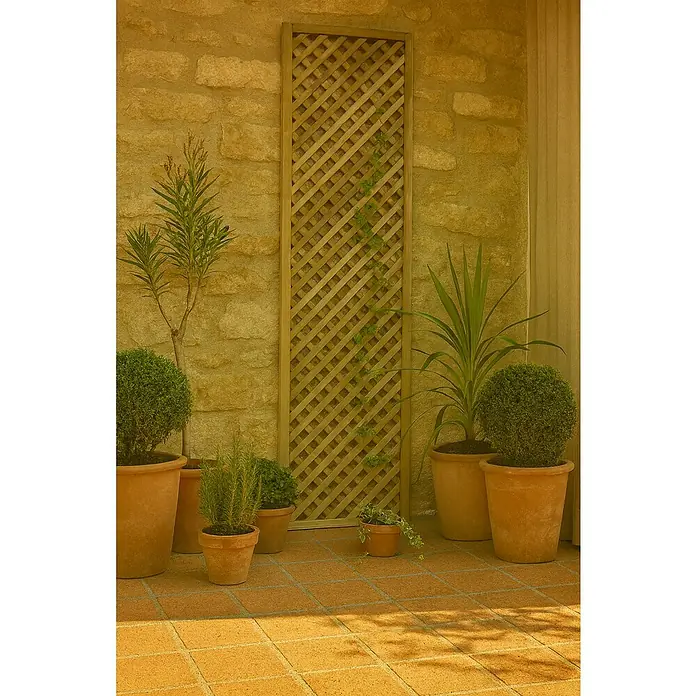Cerland Celosía para exterior Clematite - 0,4 x 1,8 m, Madera, Natural - Arreglos de plantas con macetas de terracota frente a una pared de madera.