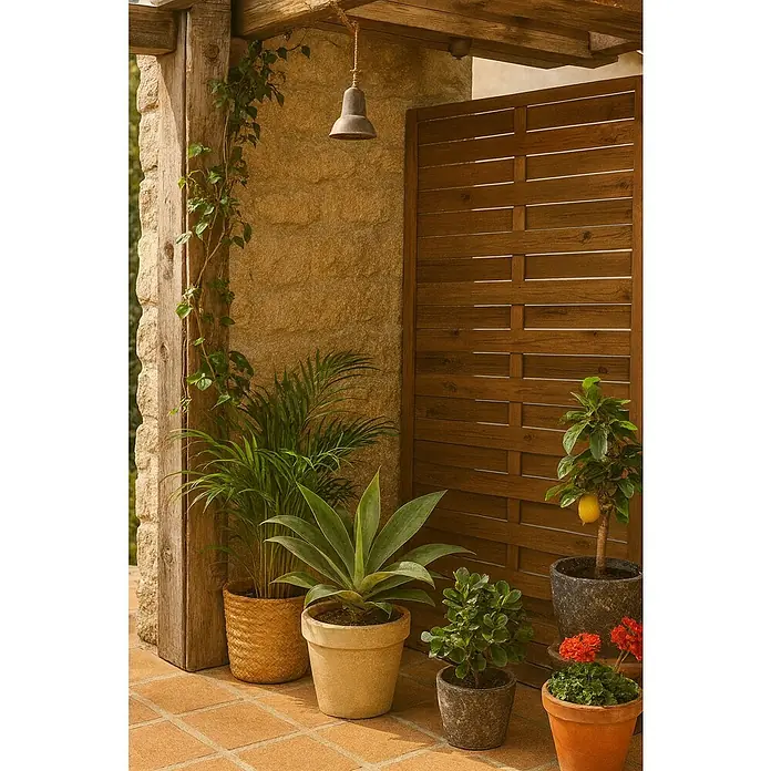 Cerland Celosía para exterior Timeo - 90 x 180 cm, Madera, Marrón - Terraza con plantas en macetas que crean un ambiente verde y acogedor. Los adoquines marrones complementan el ambiente natural.