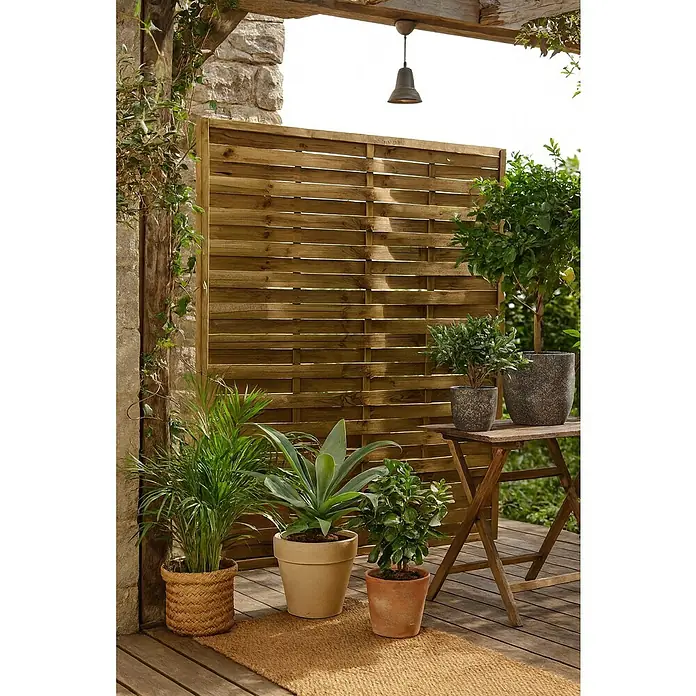 Cerland Celosía de madera Natura - An x Al: 180 x 180 cm, Natural - Elegante diseño de terraza con pared de madera, plantas en macetas e iluminación rústica. El oasis exterior irradia tranquilidad y naturalidad.