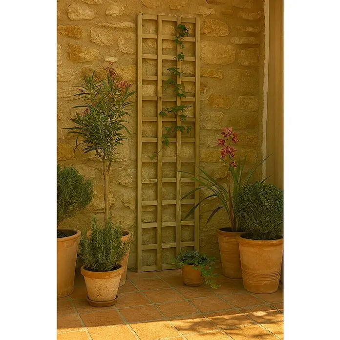 Cerland Celosía para exterior Yota - 40 x 180 cm, Madera, Natural - Disparo al aire libre con plantas decorativas en macetas de terracota junto a una celosía de madera contra una pared de piedra, creando un ambiente cálido y rústico.