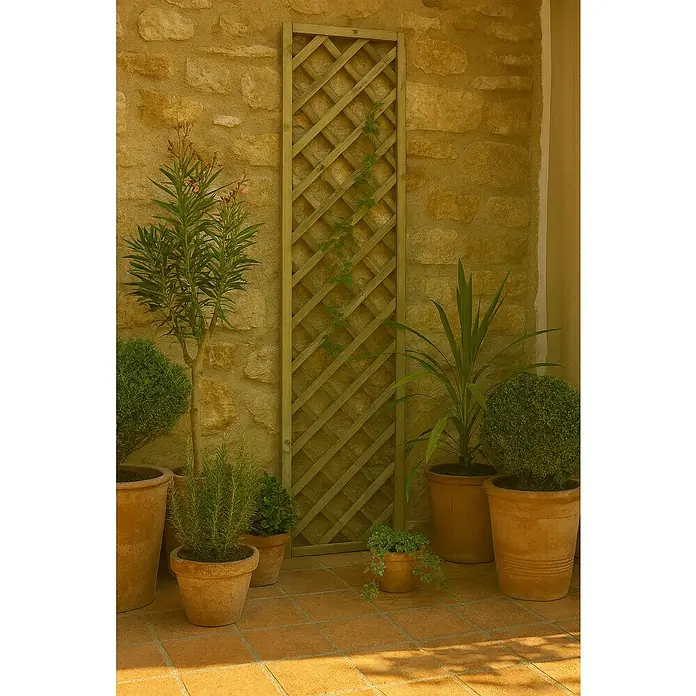 Cerland Celosía para exterior Premices - 40 x 180 cm, Madera, Natural - Varias plantas en macetas y un enrejado de madera apoyados contra una pared de piedra crean un espacio de jardín rústico y verde.