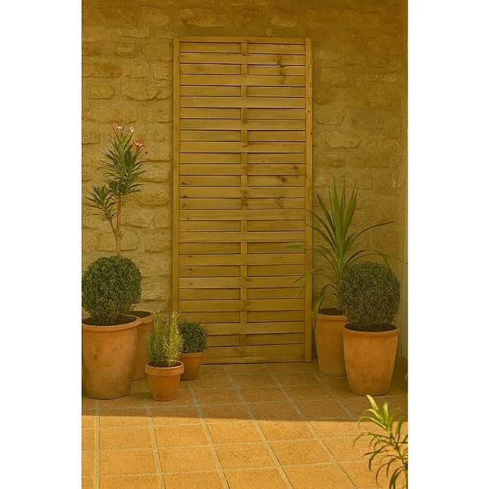 Cerland Celosía para exterior Natura - 90 x 180 cm, Madera, Natural - Una celosía de madera decorativa toma el protagonismo, rodeada de plantas en macetas de terracota, creando un rincón acogedor en el jardín.